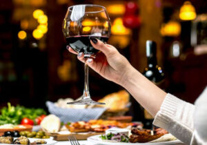 menikmati wine dengan makanan
