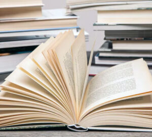 membaca buku