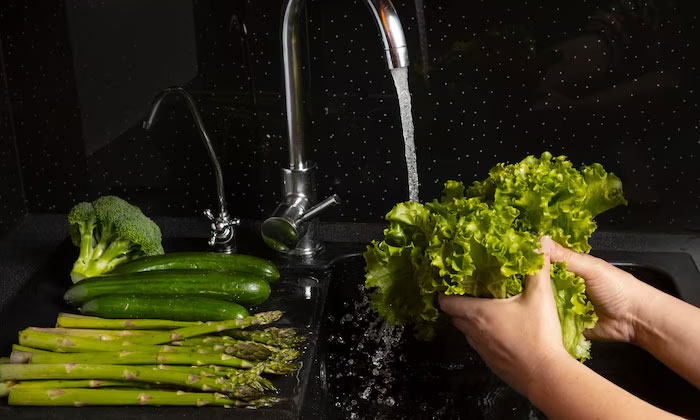 mencuci sayur agar tetap segar dan bersih